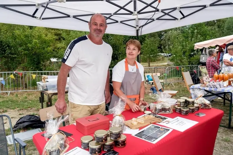 Lydie et Yves Lancelin sur leur stand de produits à base de lapin